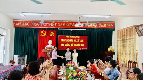 Trường Tiểu học Đình Cao đón nhận quà tặng ý nghĩa từ cựu học sinh